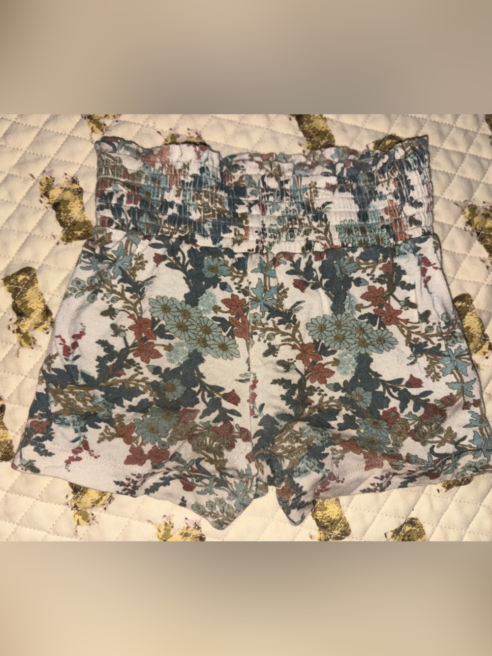 The Woods by Kate Quinn Floral Smocked Waist High-Rise Shorts  🌵2T